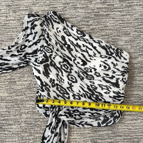 NWT Self Portrait LEOPARD PLISSE ONE
SHOULDER TOP IVORY/BLACK Size 8 - Picture 8 of 13